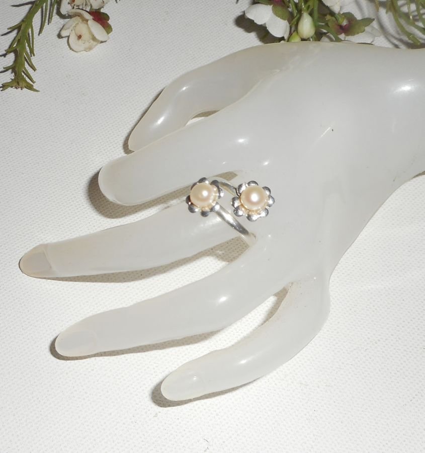 Original 925 silver ring with double flower and white cultured pearls