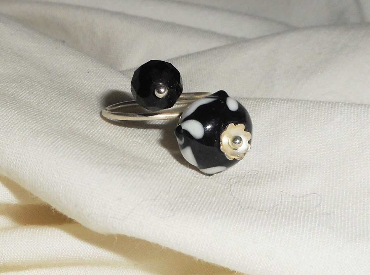 Original 925 silver ring with lampwork pearl and black crystal