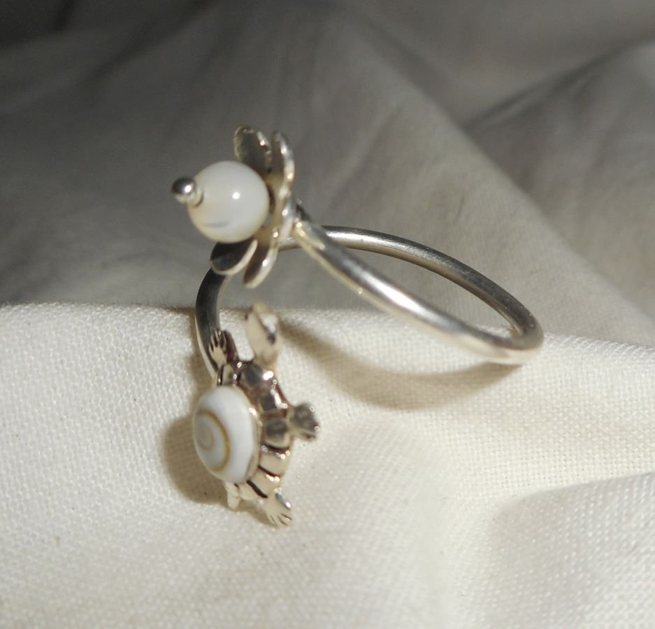 Original 925 silver ring with white St Lucia eye turtle and mother of pearl