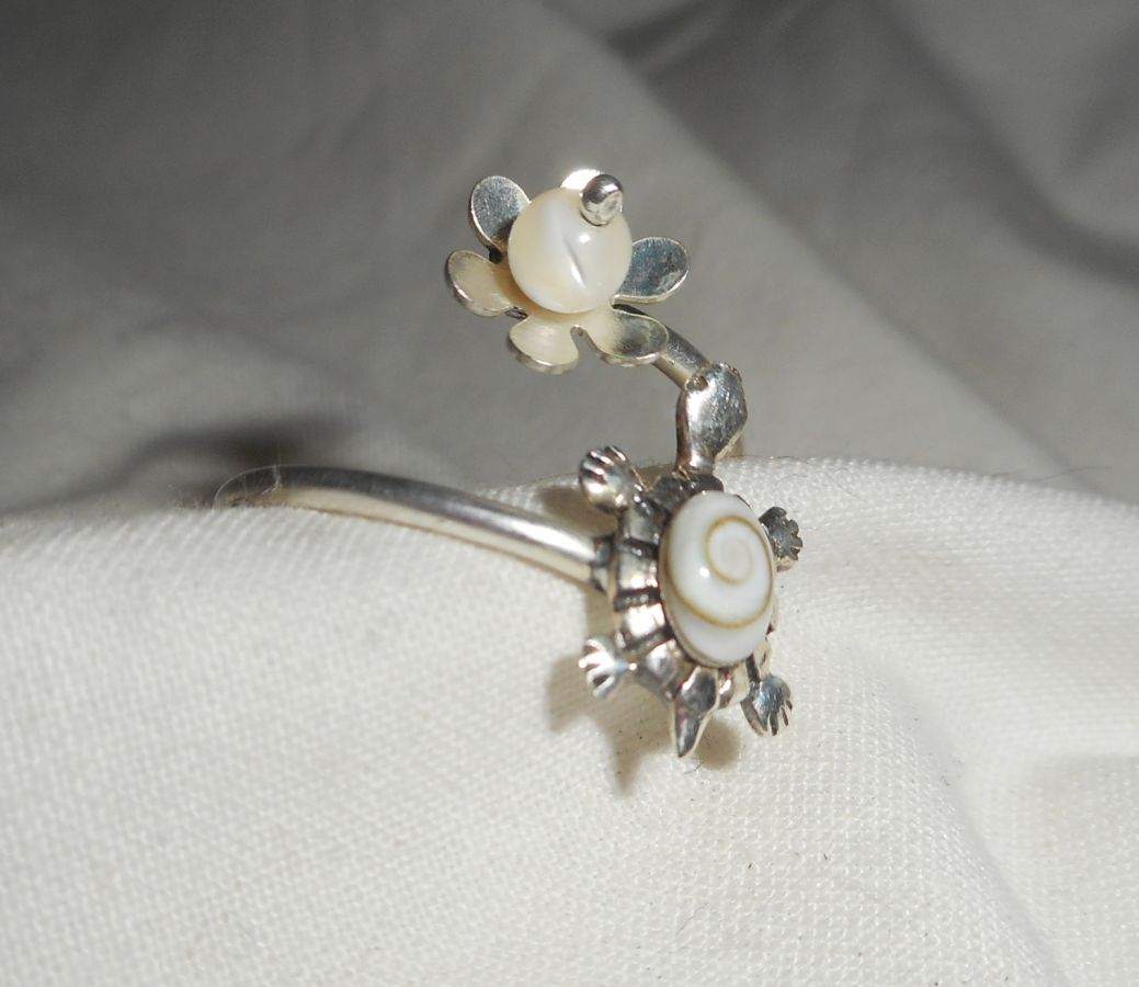 Original 925 silver ring with white St Lucia eye turtle and mother of pearl