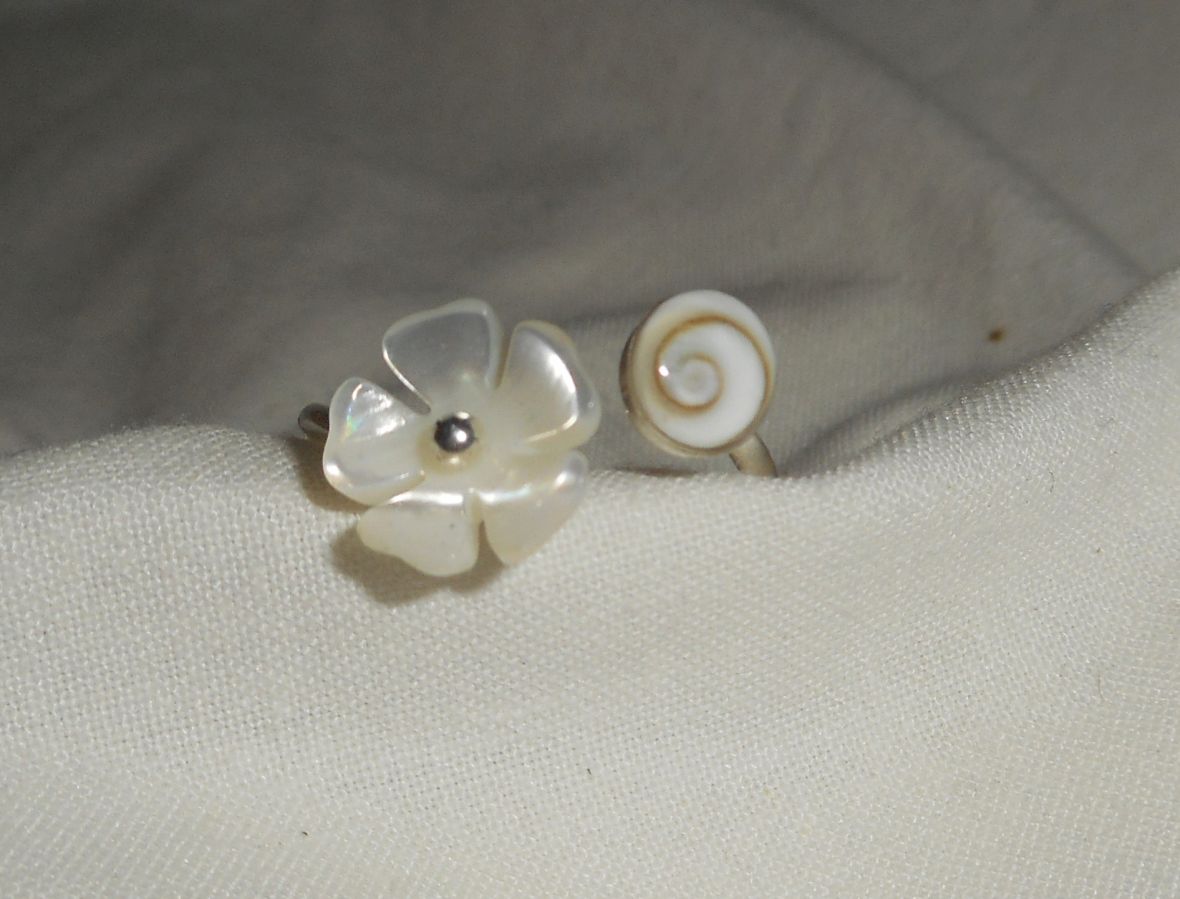 Original 925 silver ring with mother-of-pearl flower and eye of St Lucia