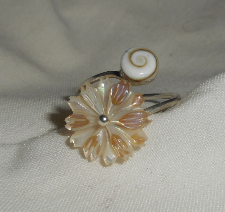 Original 925 silver ring with mother of pearl daisy and St Lucia eye