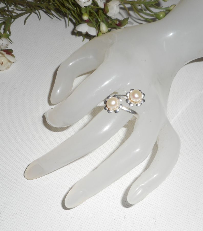 Original 925 silver ring with double flower and white cultured pearls