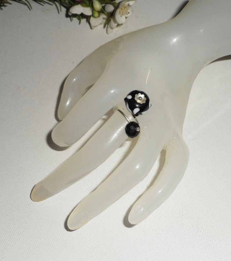 Original 925 silver ring with lampwork pearl and black crystal