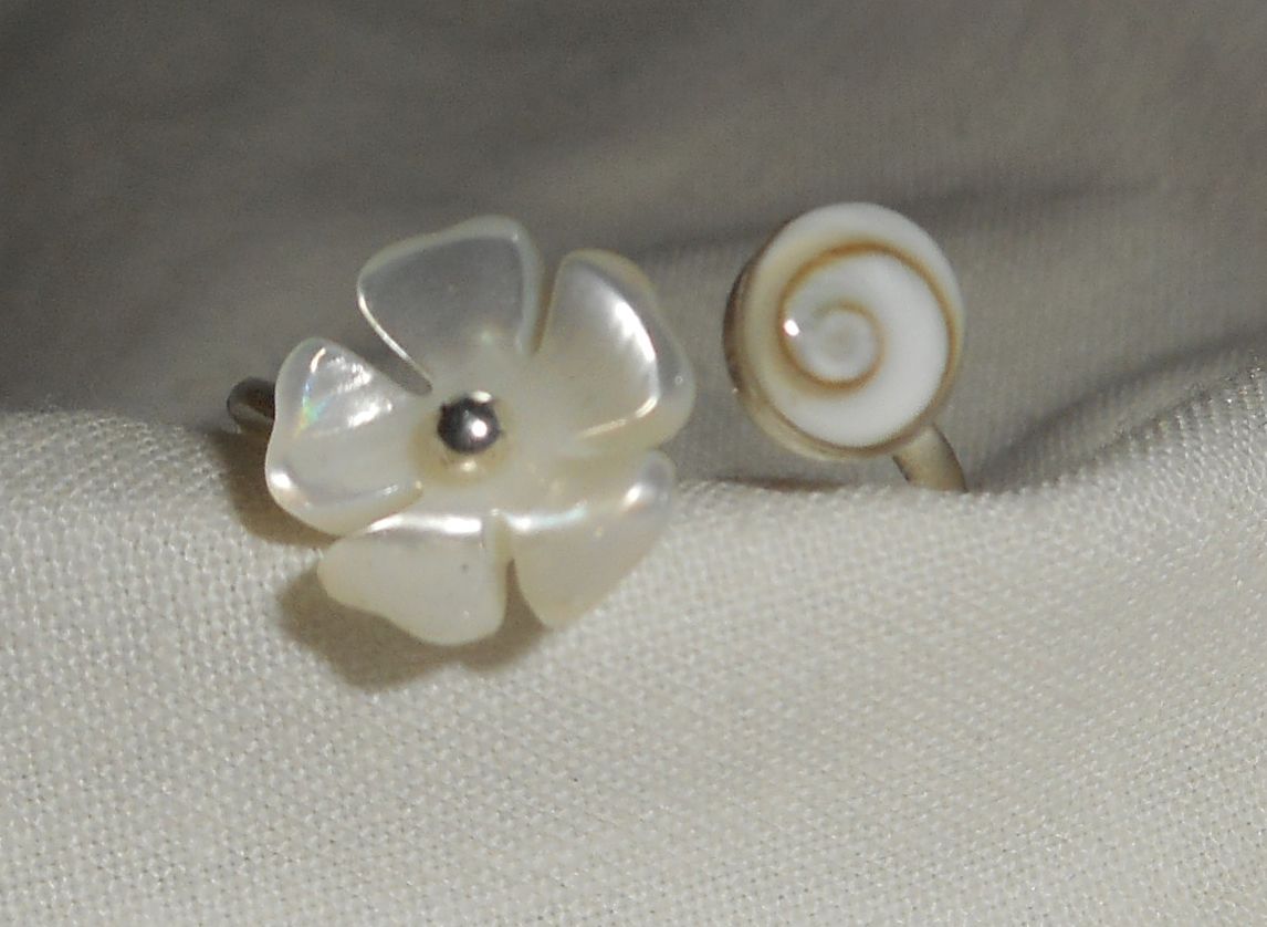 Original 925 silver ring with mother-of-pearl flower and eye of St Lucia