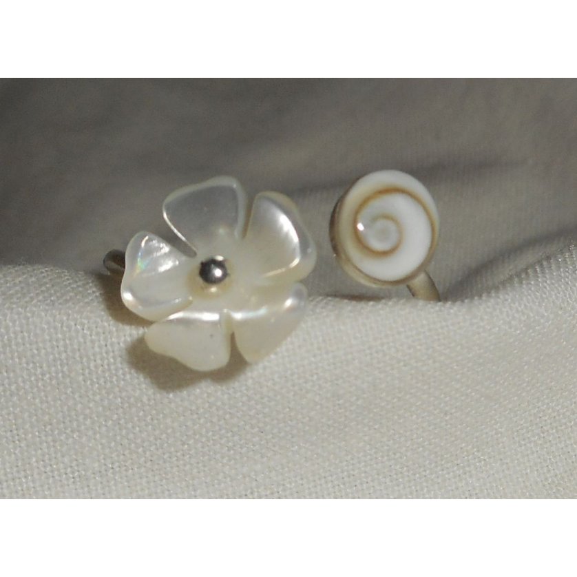 Original 925 silver ring with mother-of-pearl flower and eye of St Lucia