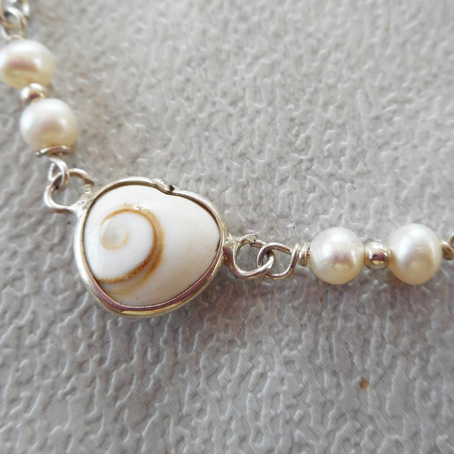 Cultured pearl bracelet with heart of St Lucia eye in silver 925