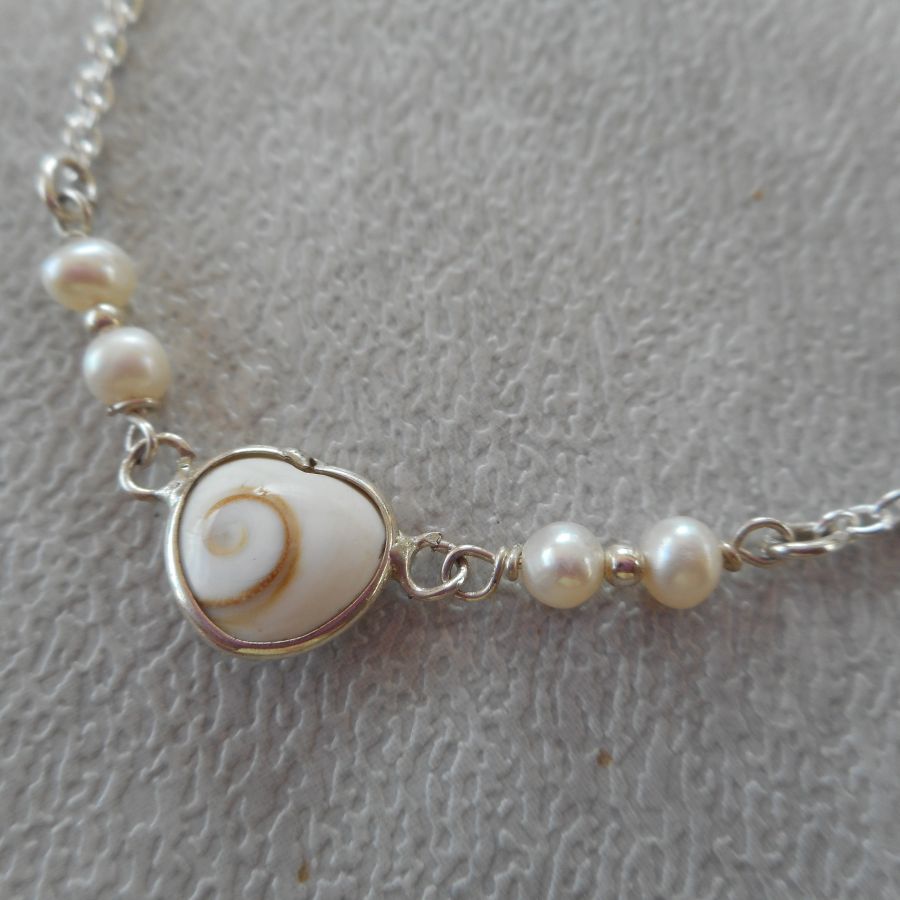 Cultured pearl bracelet with heart of St Lucia eye in silver 925