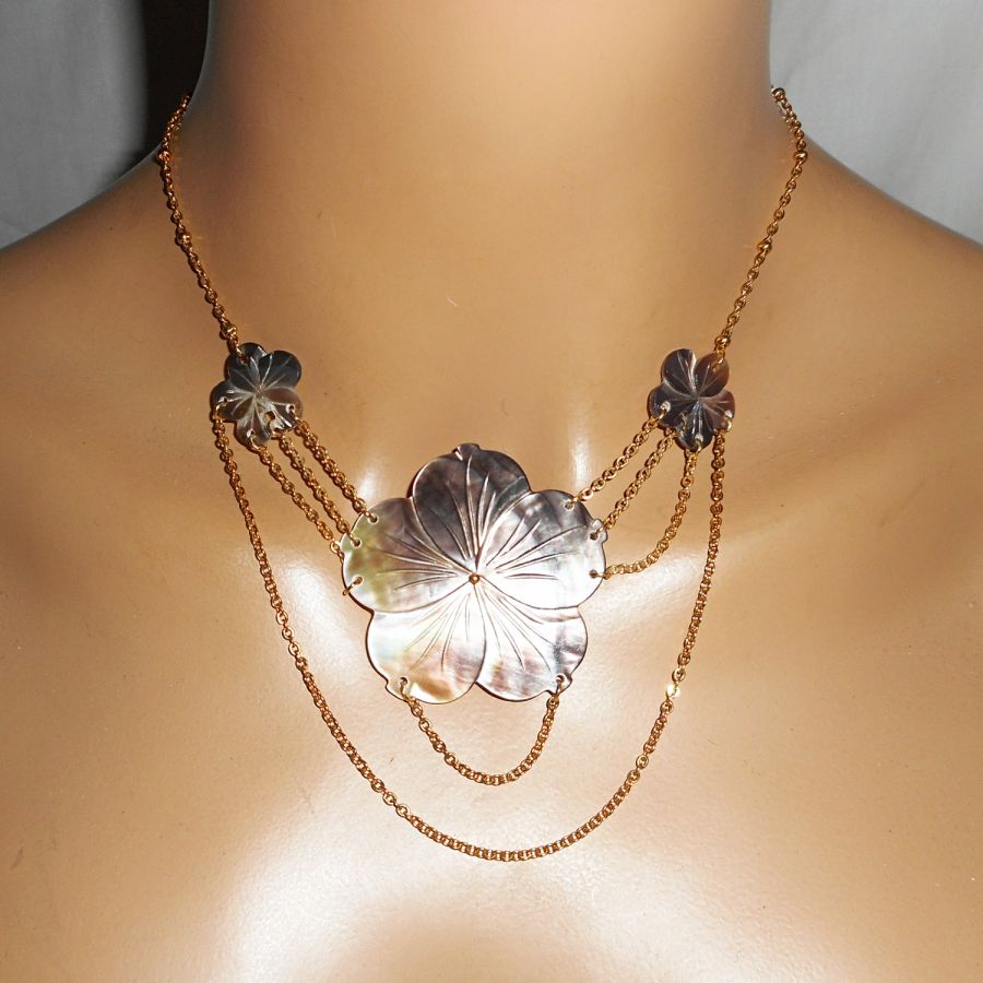 Mother of pearl flower necklace with gold chain