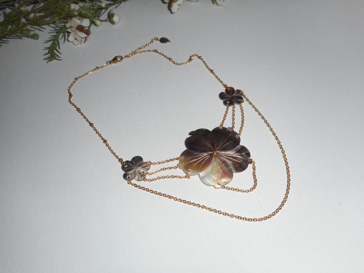 Mother of pearl flower necklace with gold chain