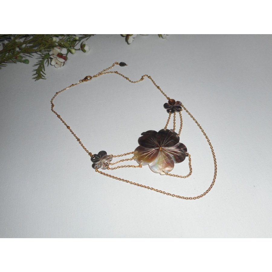 Mother of pearl flower necklace with gold chain