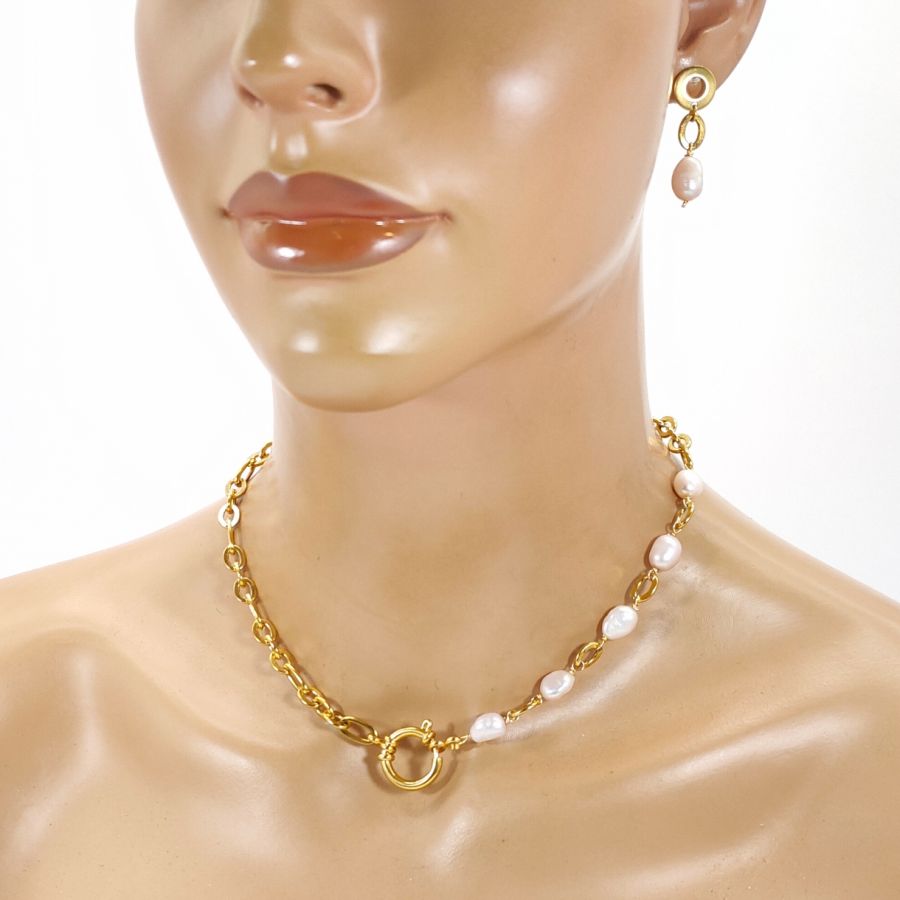 Necklace with large chain and cultured pearls