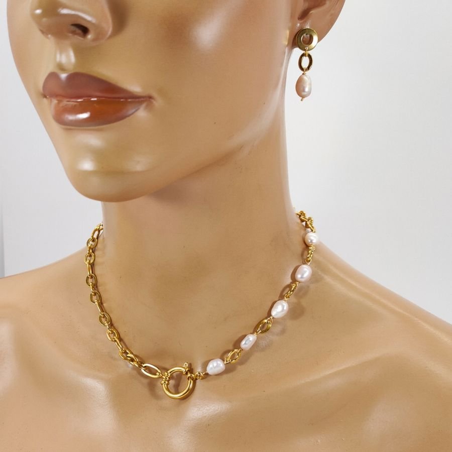 Necklace with large chain and cultured pearls