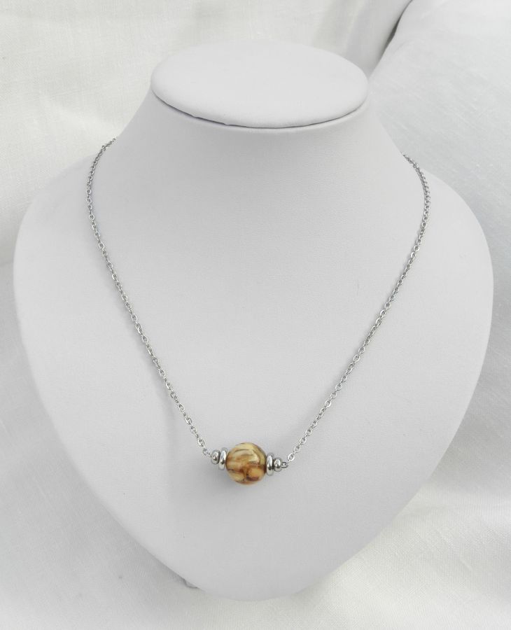 Solitaire necklace with brown mother of pearl and stainless steel beads