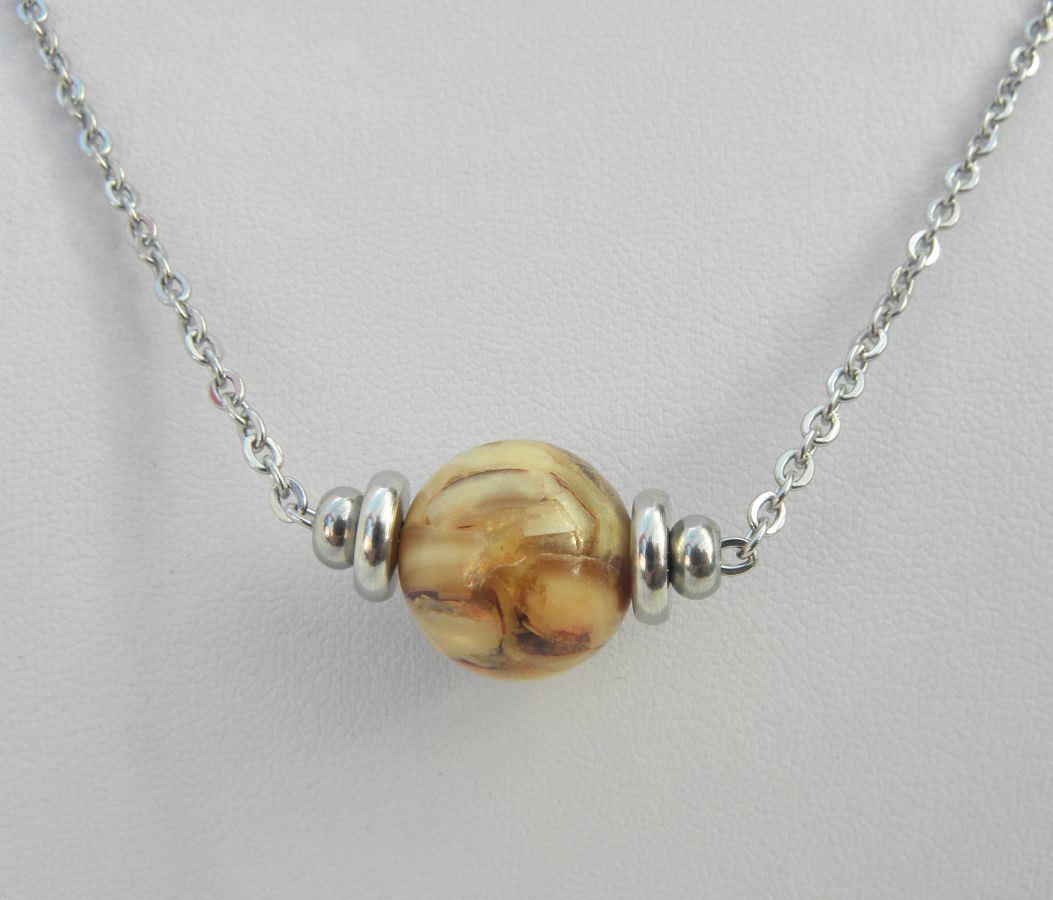 Solitaire necklace with brown mother of pearl and stainless steel beads