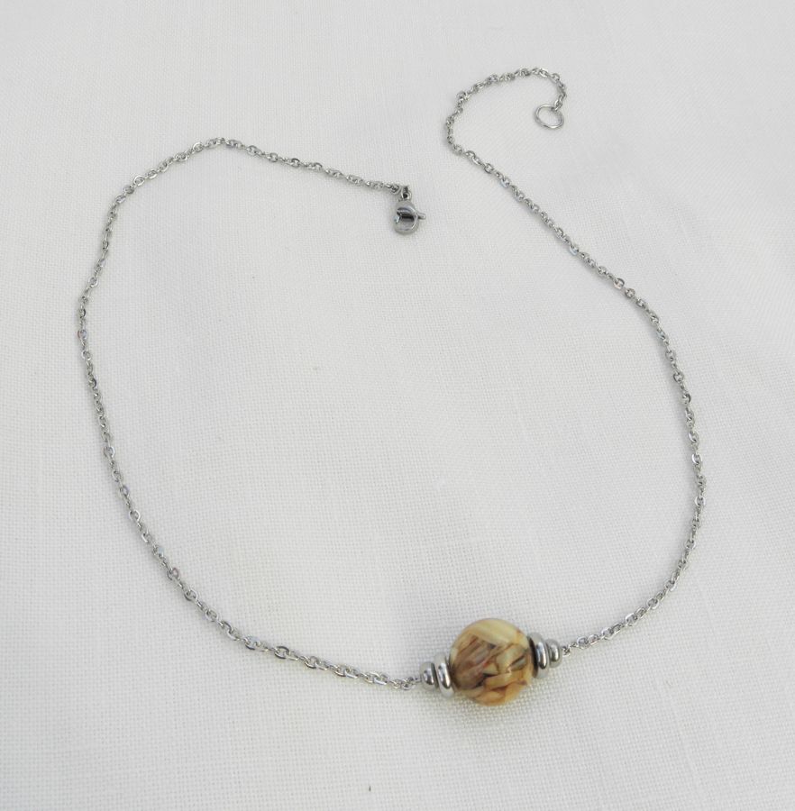 Solitaire necklace with brown mother of pearl and stainless steel beads