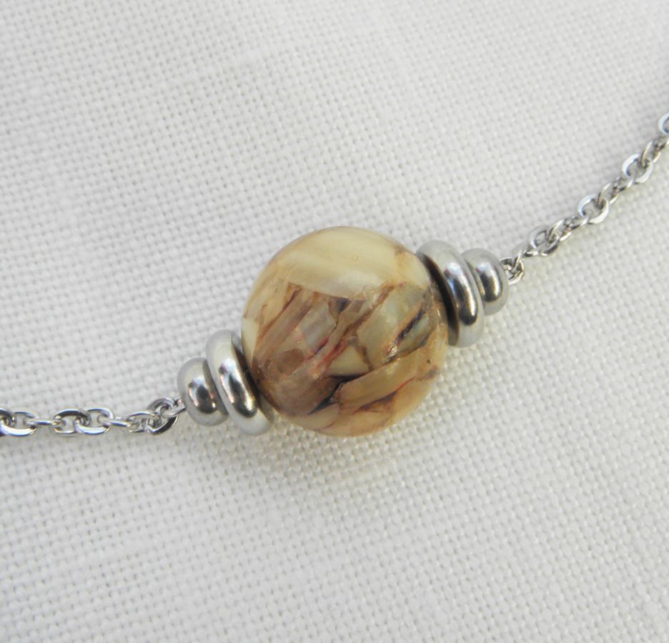 Solitaire necklace with brown mother of pearl and stainless steel beads