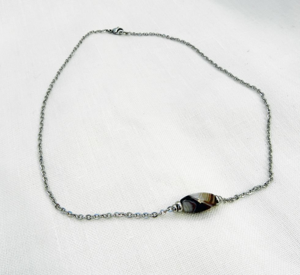 Solitaire necklace with tube agate stone and stainless steel beads