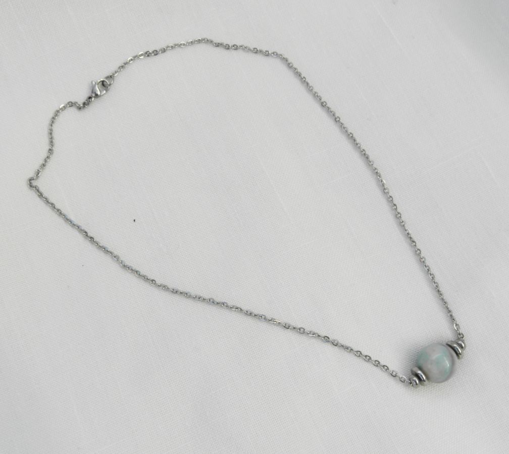 Solitaire necklace with green agate stone and stainless steel beads