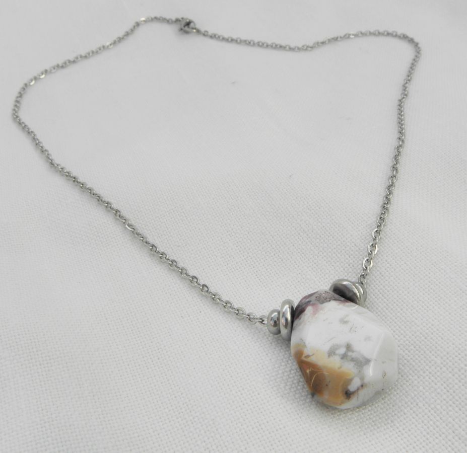 Solitaire necklace with crazy agate stone and stainless steel beads