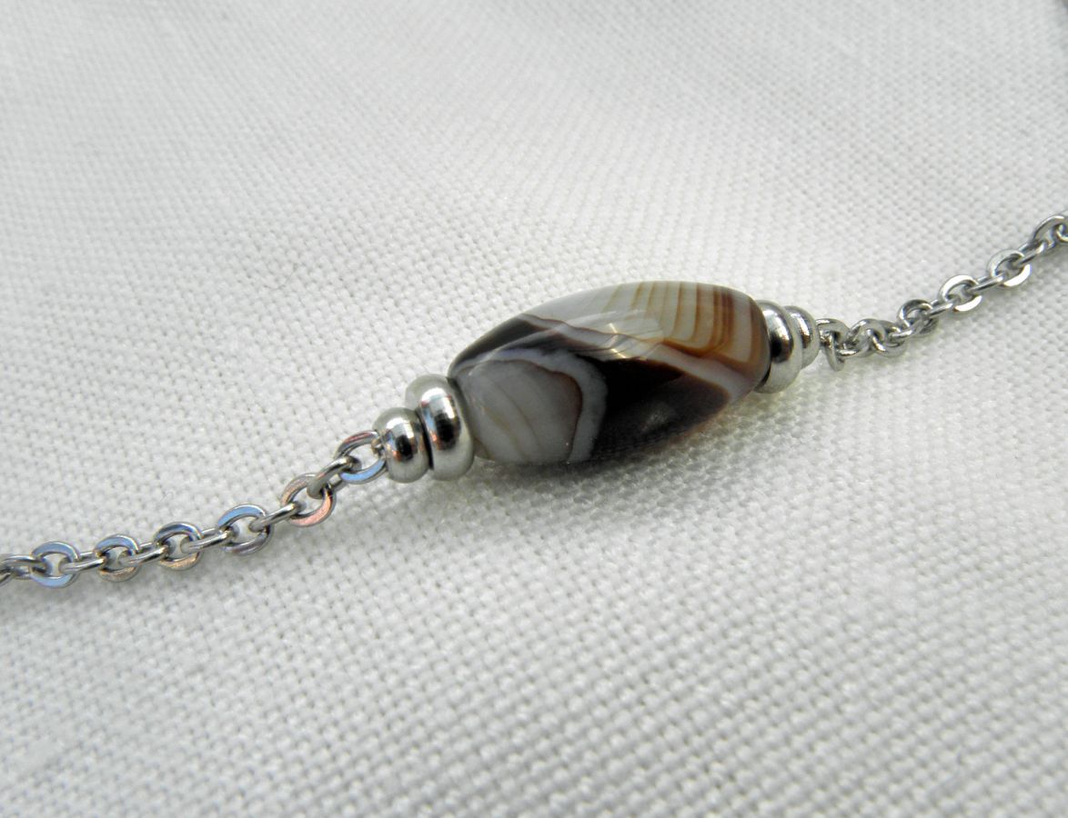 Solitaire necklace with tube agate stone and stainless steel beads