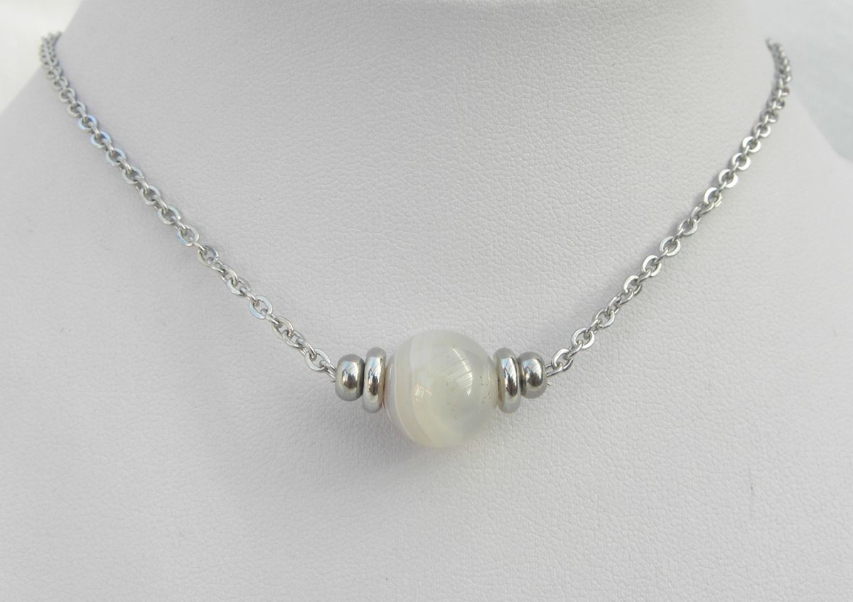 Solitaire necklace with grey agate stone and stainless steel beads