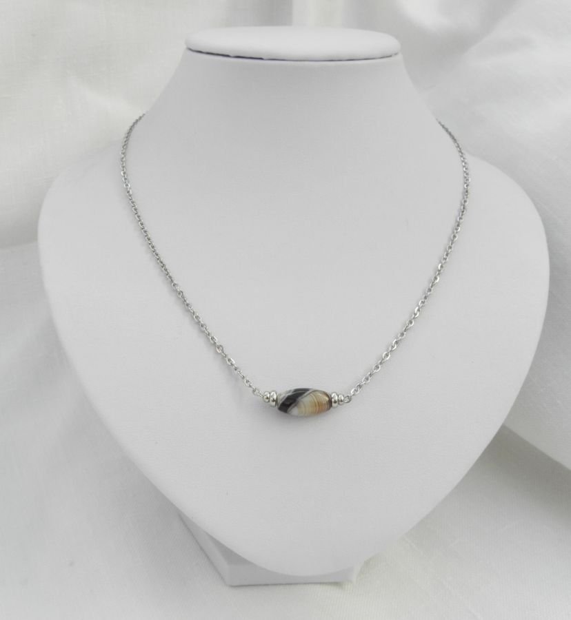 Solitaire necklace with tube agate stone and stainless steel beads