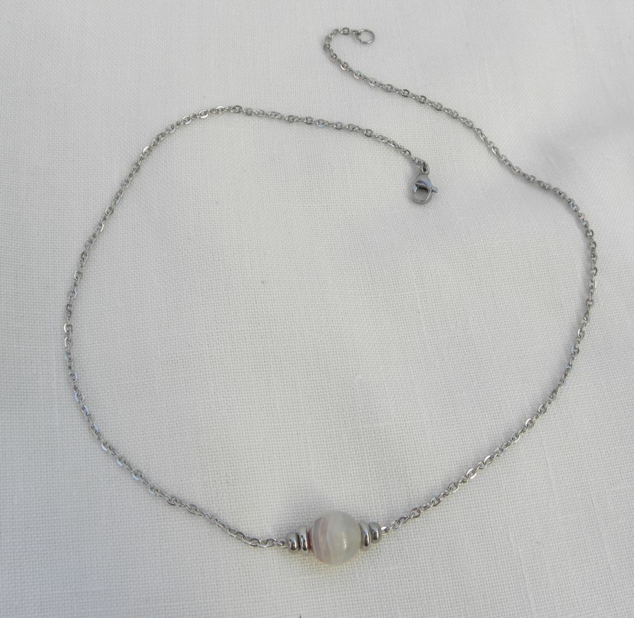 Solitaire necklace with grey agate stone and stainless steel beads