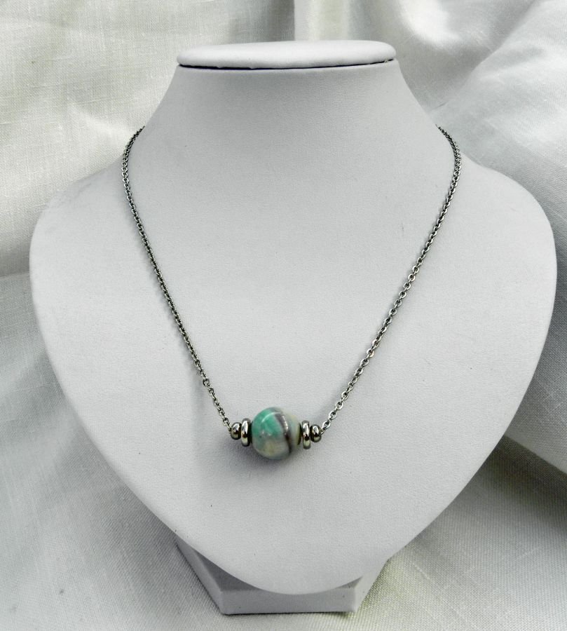 Solitaire necklace with green agate stone and stainless steel beads