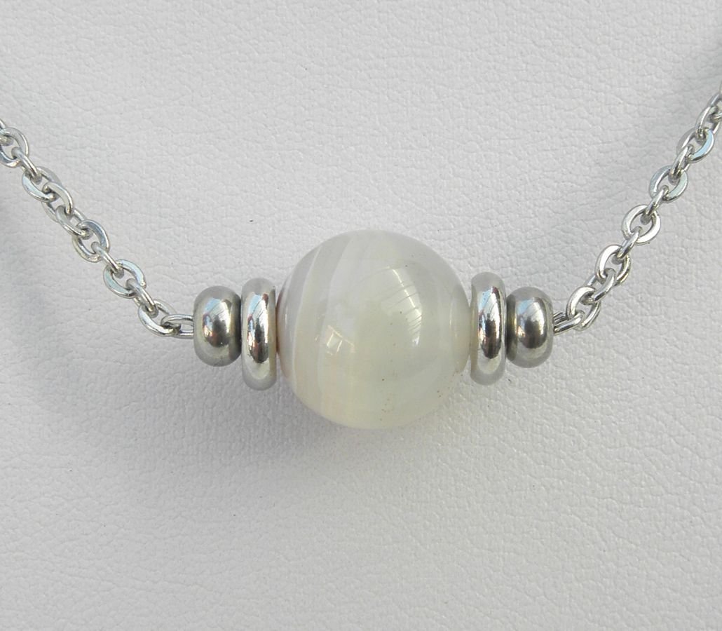 Solitaire necklace with grey agate stone and stainless steel beads