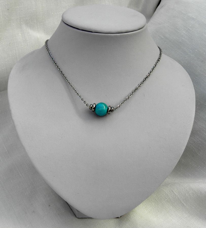 Solitaire necklace with blue amazonite stone and stainless steel beads