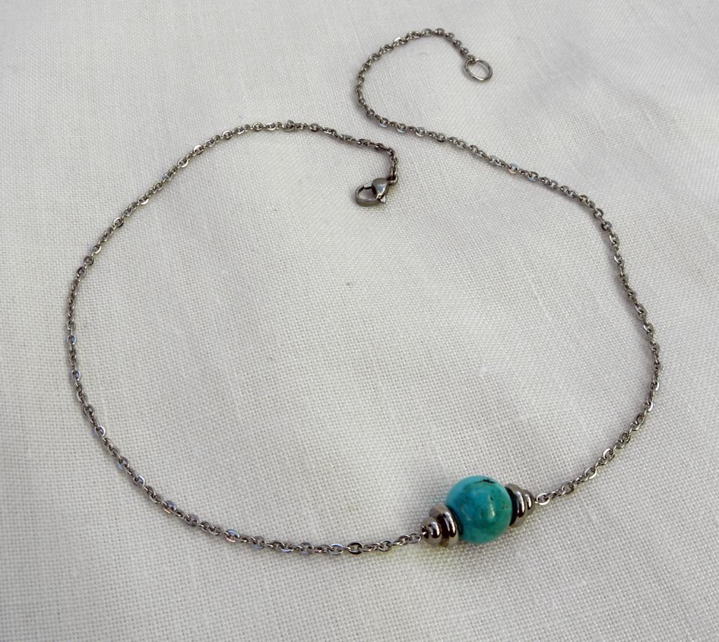 Solitaire necklace with blue amazonite stone and stainless steel beads