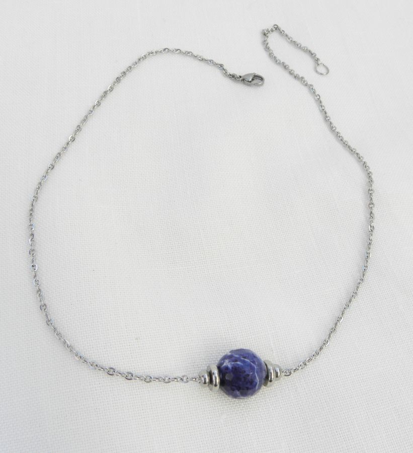 Solitaire necklace with round blue sodalite stone and stainless steel beads