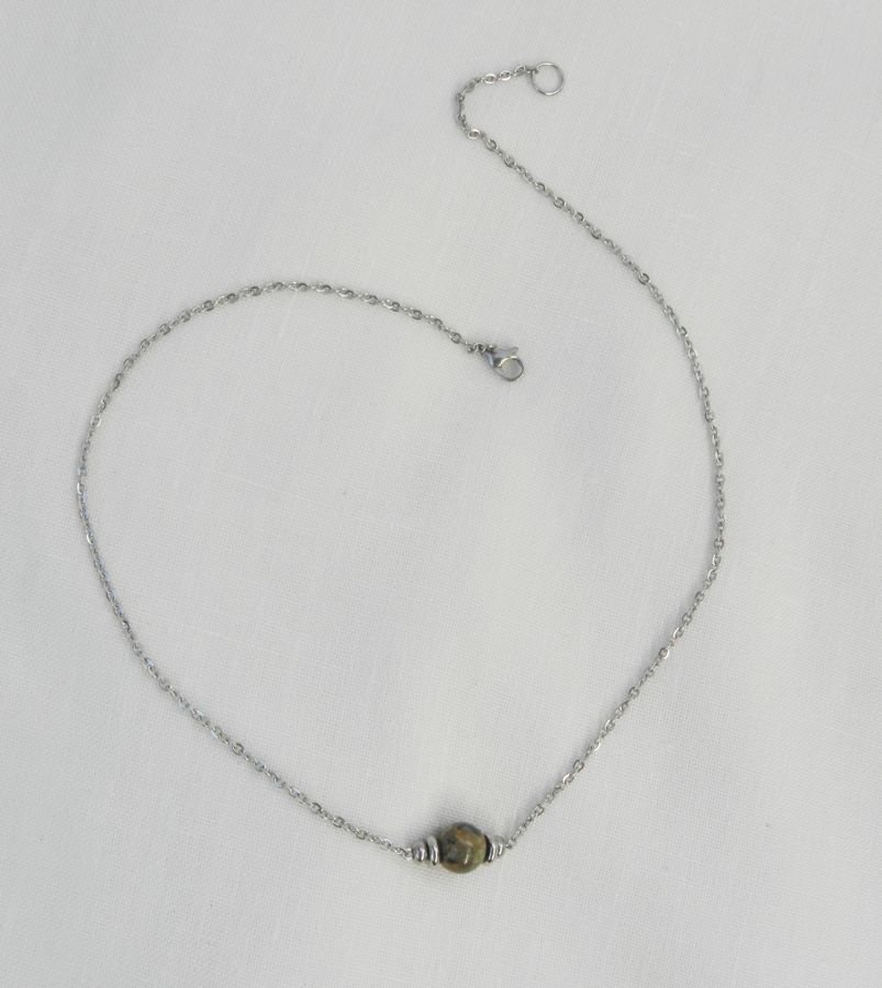 Solitaire necklace with round jasper stone and stainless steel beads