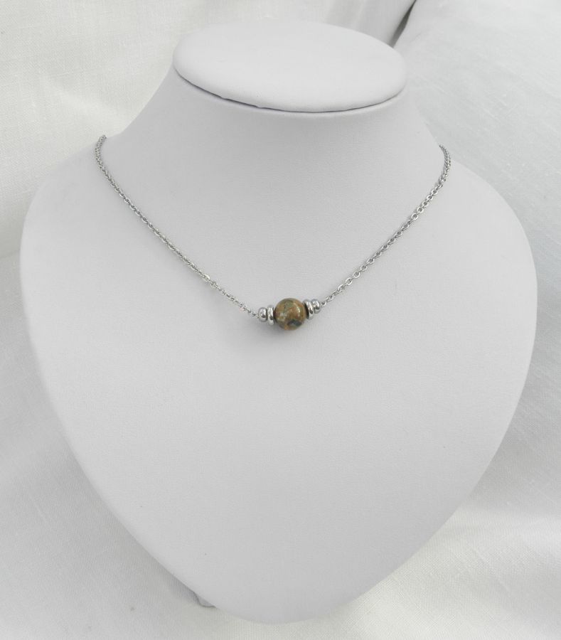 Solitaire necklace with round jasper stone and stainless steel beads