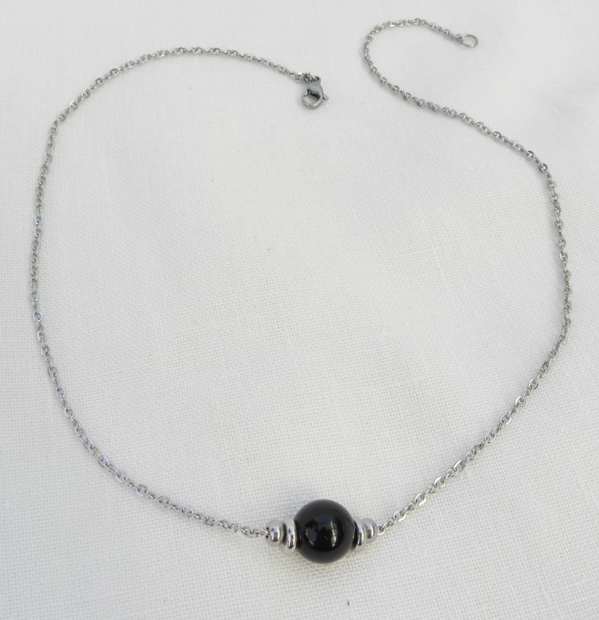 Solitaire necklace with round onyx stone and stainless steel beads