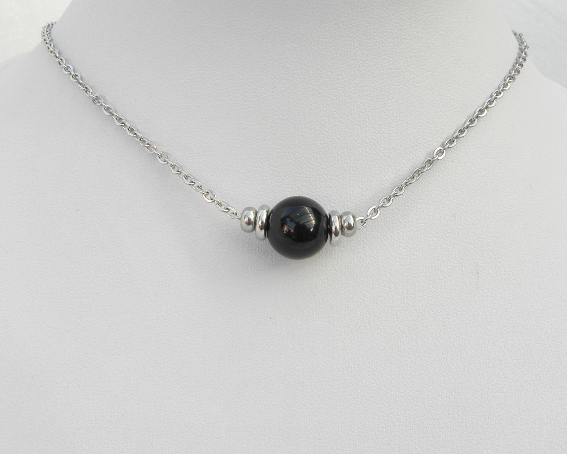 Solitaire necklace with round onyx stone and stainless steel beads