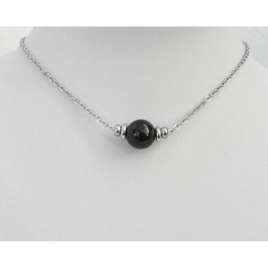 Solitaire necklace with round onyx stone and stainless steel beads