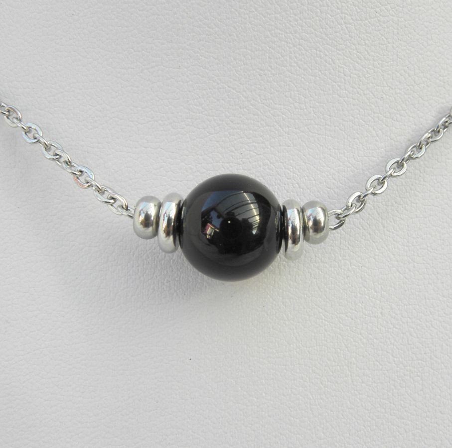 Solitaire necklace with round onyx stone and stainless steel beads