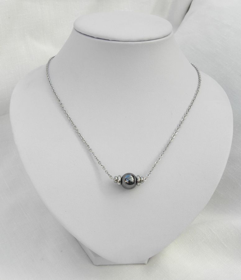 Solitaire necklace with hematite stone and stainless steel beads