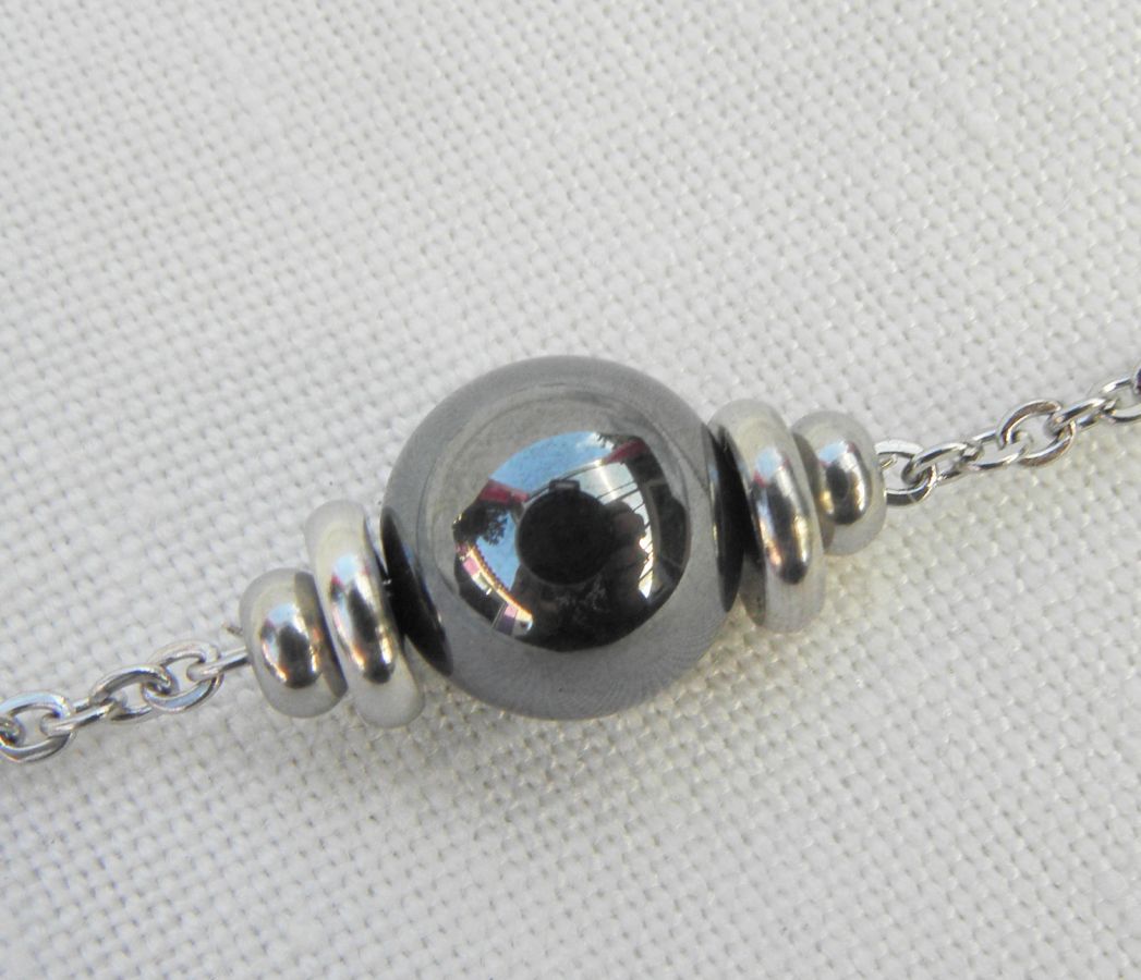 Solitaire necklace with hematite stone and stainless steel beads