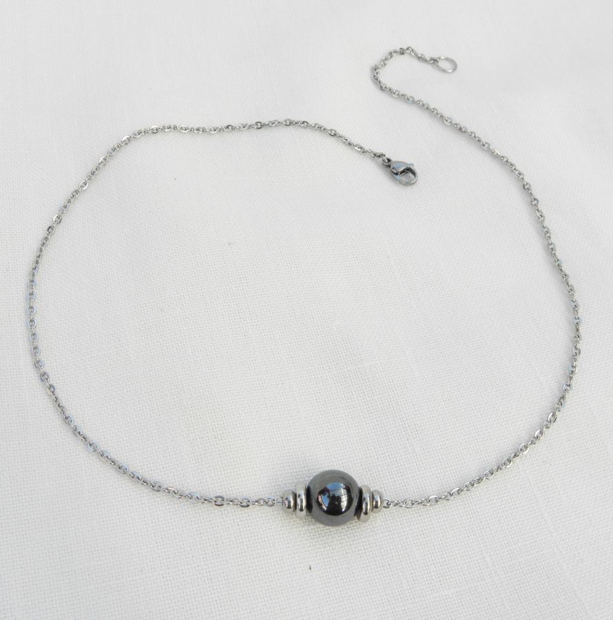 Solitaire necklace with hematite stone and stainless steel beads