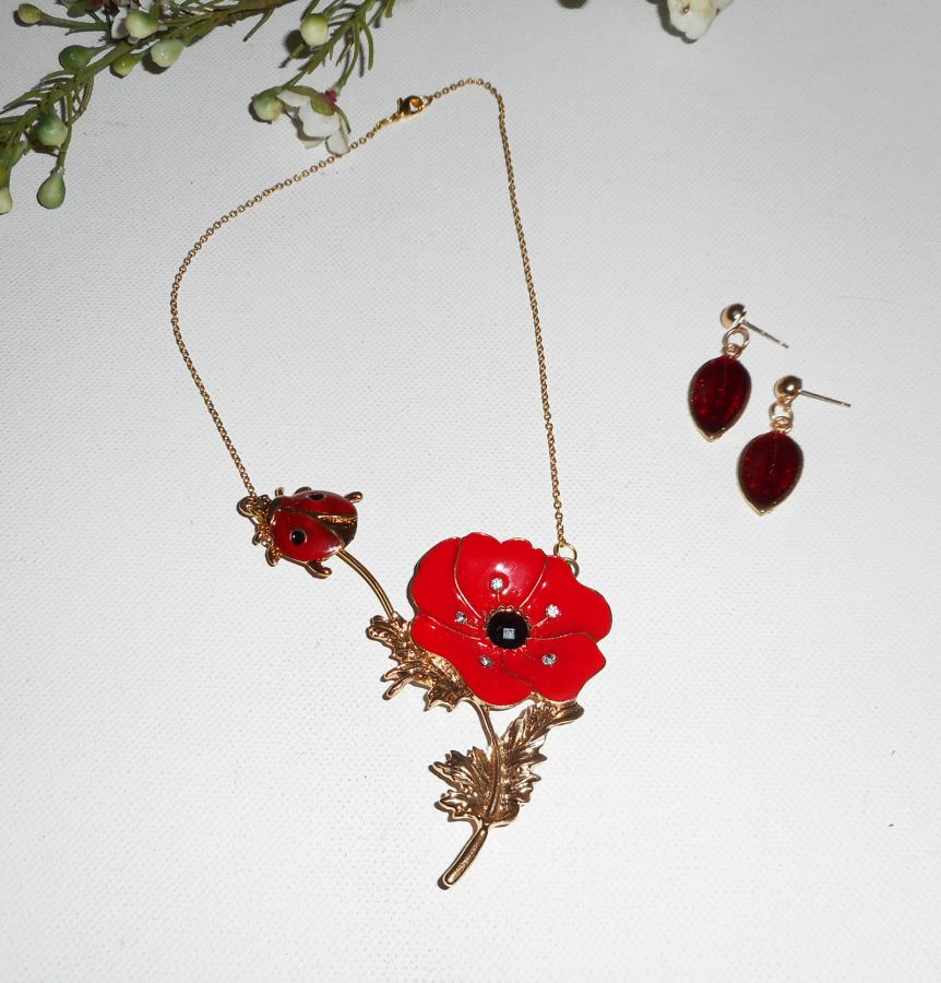 Poppy and ladybug necklace set in red enamel on gold steel chain