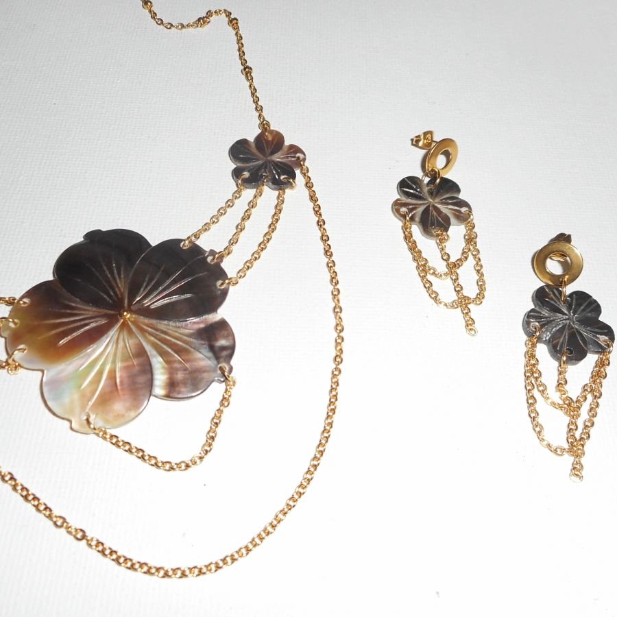 Mother of pearl flower necklace with gold chain