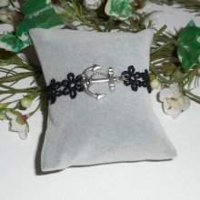 Original bracelet with anchor and black lace