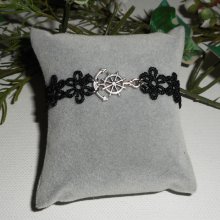 Original bracelet with anchor and rudder on black lace