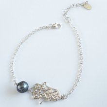 Grey cultured pearl and Fatma's hand bracelet on 925 silver chain